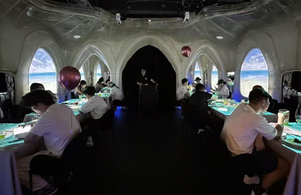 看裸眼3D动画片吃“漂亮饭”，七夕节精良餐厅客流旺